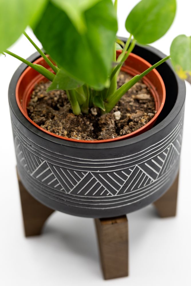 7" Mountain Cement with Wood Stand, blk